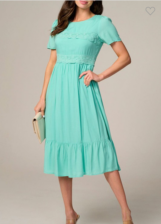 Vestido Midi "Mint Romance" con Detalles de Encaje y Falda Escalonada.