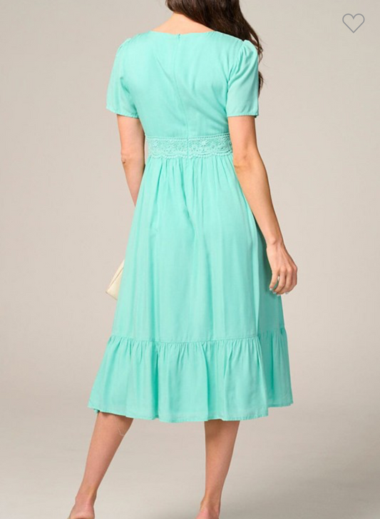 Vestido Midi "Mint Romance" con Detalles de Encaje y Falda Escalonada.