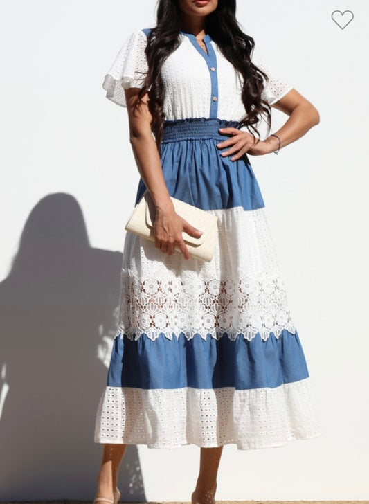 Vestido Midi con Encaje de Ojal y Botones Frontales - Denim y Blanco
